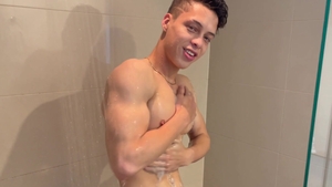 EastBoys.com: Muscle Ricky Iglesias at castings